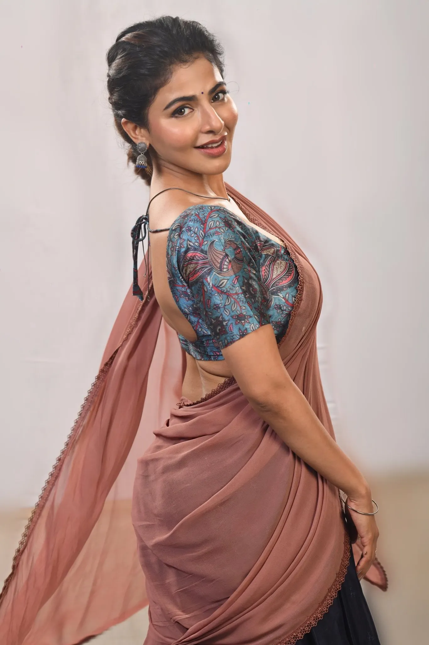 ISWARYA MENON 4