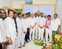 నూతన గృహ ప్రవేశానికి హాజరైన కాంగ్రెస్ పార్టీ నాయకులు వజ్రెశ్ యాదవ్